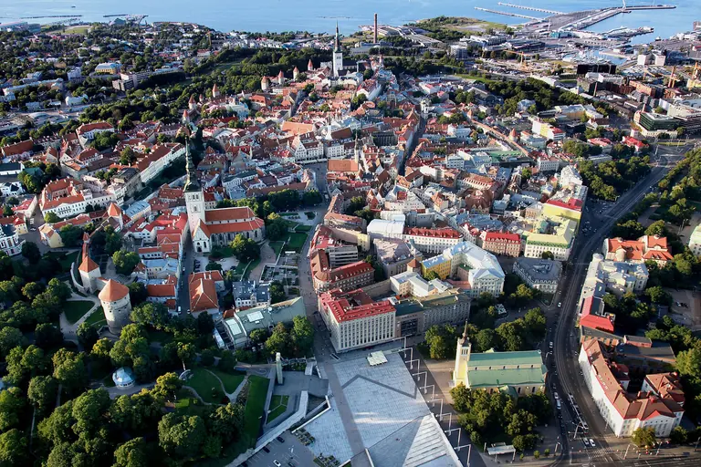 Ilmakuva Tallinnan vanhastakaupungista ja Itämerestä
